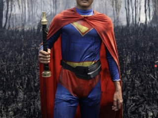 Aksi remaja berkostum Superman padamkan kebakaran hutan di Kalimantan curi perhatian dunia