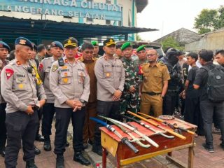 Tim patroli polisi tangkap enam pemuda bawa samurai hendak tawuran di Tangsel