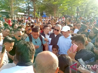 Warga kerubuti Jokowi saat jalan santai di Kota Kupang