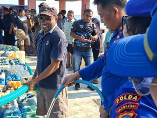 Ditpolairud Polda Sulut salurkan 72 ribu liter air bersih ke warga Manado di kepulauan