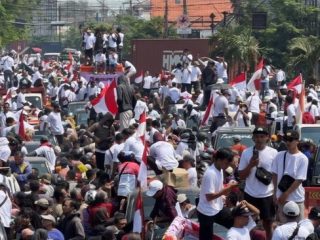 Harga telur anjlok, peternak Kendal demo dan bagikan 15.000 ayam gratis