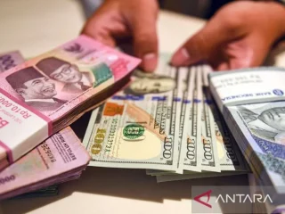 Rabu pagi rupiah tetap di bawah Rp18.000, jadi Rp17.869 per dolar AS