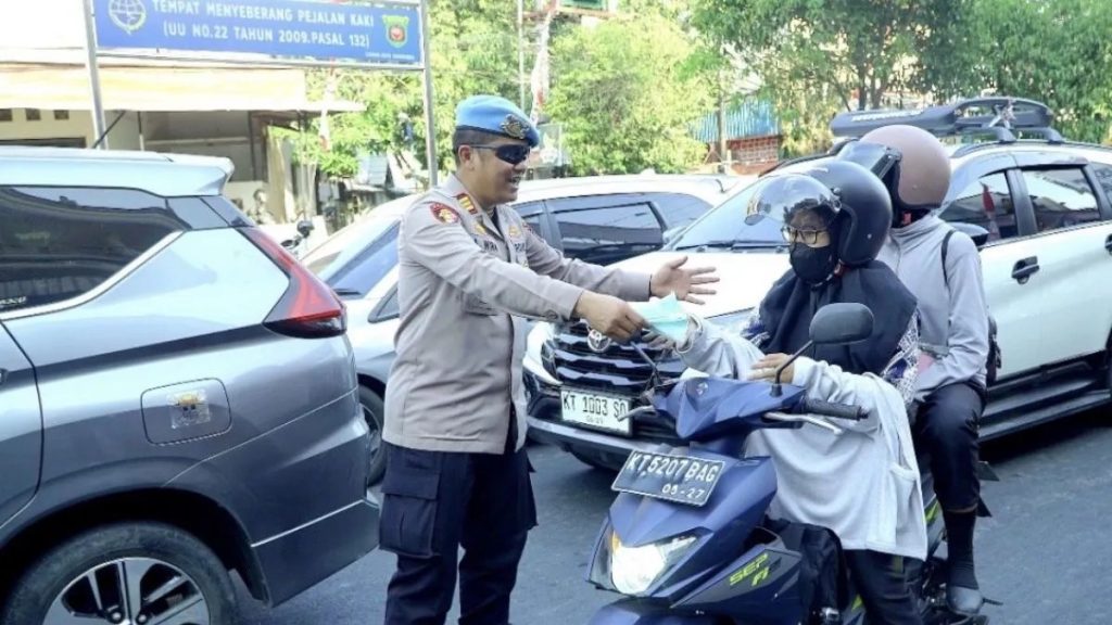 dok-ant-polresta-samarinda-bagi-masker-gratis
