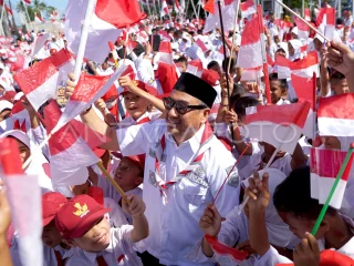 1.000 Bendera merah putih dibagikan di Bone Bolango, Polri dan Pemkab kobarkan semangat kemerdekaan
