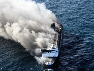 Mengharukan: Istri terpisah, ayah gendong Balita terjun ke laut ketika KM Mutiara 2 terbakar