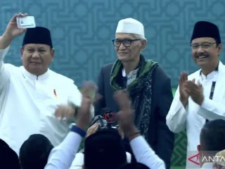 Kabar Istana: Di penutupan Muktamar ke-35 NU, Prabowo terima kartu anggota NU