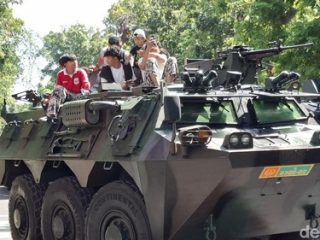 Demo 27 Agustus: TNI pastikan siap dilibatkan amankan aksi. "Pengamanan tugas Polri, tentara membantu perkuatan atas permintaan!"