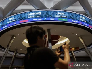 IHSG sesi I menguat, sebanyak empat saham melonjak lebih dari 19 Persen