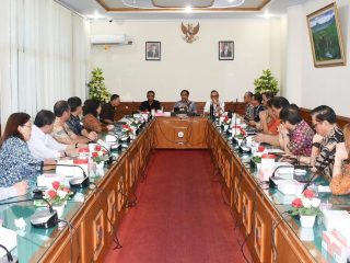 Pimpin rapat perdana, Plt Rektor Unsrat meminta semua bekerja sesuai aturan