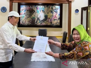 Jokowi terima undangan sidang tahunan, Plt Sekjen MPR serahkan langsung di Solo
