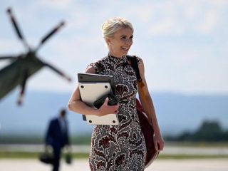 Ajudan cantik Trump, protektif dan bikin semua risih: Natalie Harp - siapa dia?
