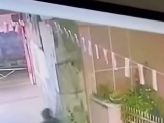 Selain bakar bendera Merah Putih, pria ber-'hoodie' juga sasar bangunan di Bandung dan Cimahi