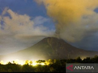 Sinabung lontarkan kolom abu tebal setinggi 3.500 meter, 615 warga desa dievakuasi hindari paparan erupsi