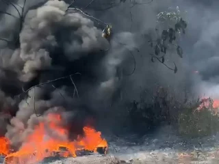 Puluhan personel Damkar Minut bertahan di Kaki Dian, api sulit dijinakkan medan terjal