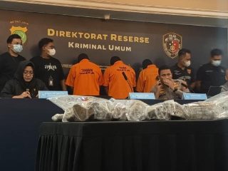 Polda Metro Jaya tetapkan sebanyak tiga tersangka kasus pedagang cermin tewas di Pejompongan