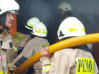 Gulkarmat kerahkan 40 personel padamkan kebakaran warung di Cilincing