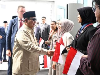 Bangga dan kibarkan Merah Putih, Mahasiswa Indonesia di Vladivostok, Rusia, sambut Prabowo: 'Saya bangga punya Presiden seperti Bapak'