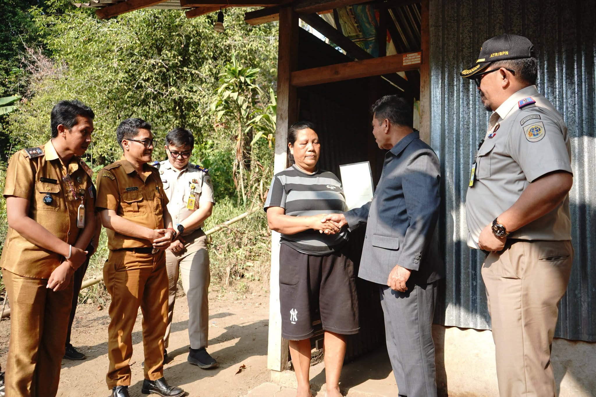 Penyerahan sertifikat PTSL