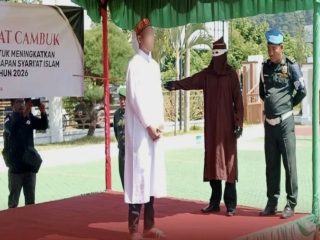 Kejari Aceh Jaya Eksekusi Cambuk Terpidana Judi dan Pelecehan Seks
