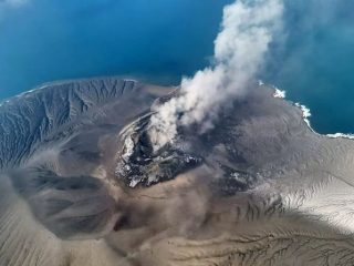 Misteri di balik meletusnya Gunung Anak Krakatau, apa yang muncul dari balik abu?