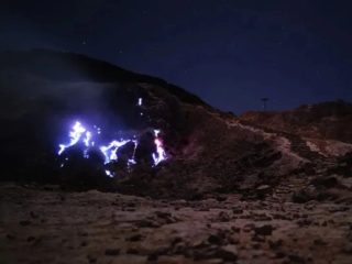 Berbahaya! Fenomena ‘Blue Fire’ di Gunung Papandayan mengandung gas vulkanik konsentrasi tinggi