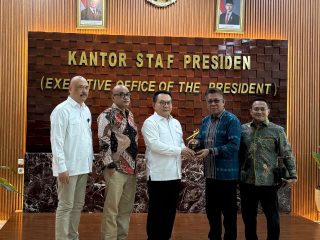 Pena Emas untuk Jenderal Dudung dari Forum Pimred Multimedia