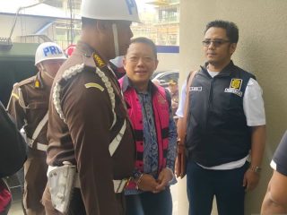 Pakai rompi pink dan tangan diborgol, eks Jampidsus Febrie Adriansyah mulai diperiksa Kejagung