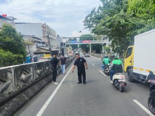 Mobil Meluncur Kencang di Jakarta Barat, Hantam Motor, Gerobak, hingga Rumah Makan