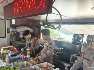Polri sajikan ayam rica khas Manado untuk Tim SAR jurnalis hilang