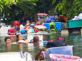 Banjir parah Bangkok, puluhan ribu orang masih terjebak