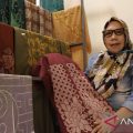 Perajin membuat karawo