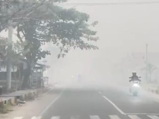 Darurat karhutla di Buntok: Asap pekat lumpuhkan transportasi dan ancam kesehatan warga Kalteng