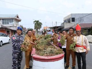 Panen kacang tanah Melonguane