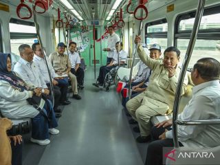 Viral video Seskab Teddy atur posisi di LRT Jakarta, Pengamat: Itu inisiatif situasional untuk kenyamanan Presiden