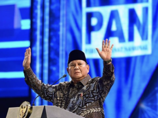 Disuruh berhenti joget oleh pakar, respons santai Prabowo bikin riuh puncak HUT PAN