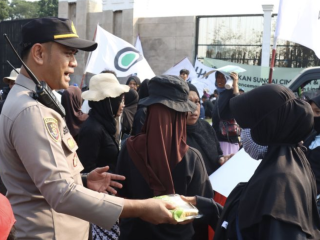 Ratusan massa pegiat lingkungan unjuk rasa di depan gedung DPR RI