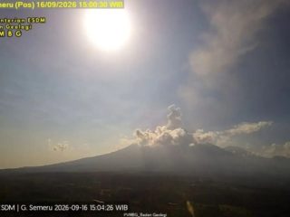 Gunung Semeru erupsi lagi Rabu malam disertai dentuman gemuruh, warga diminta waspadai ancaman lahar dingin