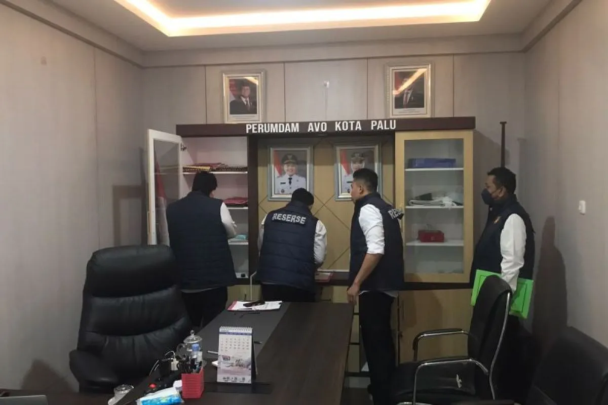 Penggeledahan kantor Perumda Palu