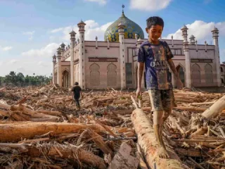 Aceh Tenggara Mencekam! Banjir Bandang Terjang 11 Desa, Kayu dan Batu Luluhlantakkan Rumah