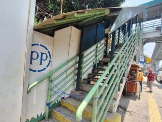 Bina Marga DKI tangani kerusakan tangga JPO Kyai Maja
