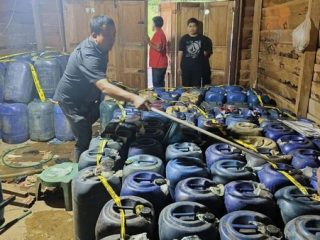Polda Sulsel ringkus sebanyak 17 tersangka kasus penimbunan 18.905 liter BBM subsidi