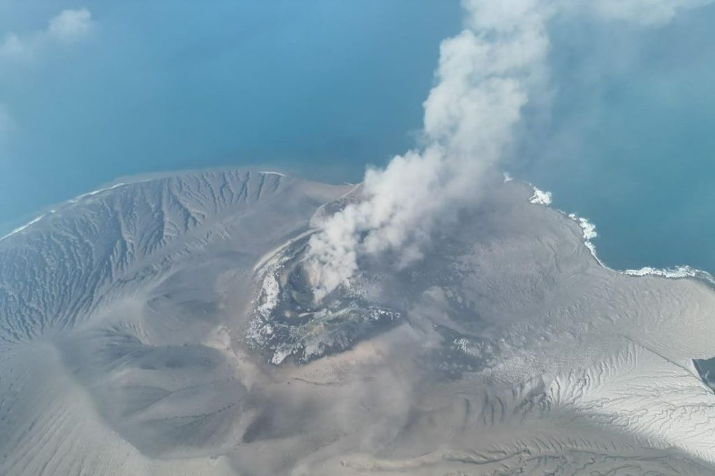 Sebanyak delapan aki stasiun pemantau anak Krakatau hilang