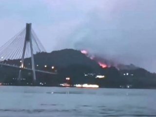 Kawasan Jembatan 2 Barelang membara! Puluhan prajurit TNI-Polri baku hantam padamkan api