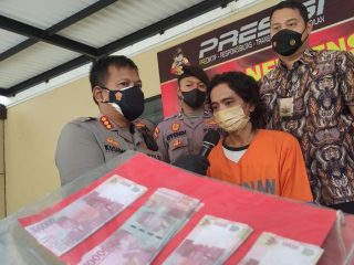 Sindikat pembuat uang palsu dan pengedar dibongkar, sebanyak tiga tersangka ditangkap di Sidoarjo