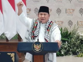 Momen emosional di 100 Tahun Gontor: Presiden Prabowo pakai Keffiyeh dan pekikkan 'Free Palestine'!