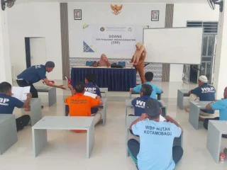 Tak mau putus sekolah! Belasan warga binaan Rutan Kotamobagu kembali duduk di bangku belajar