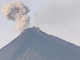 Lava Gunung Karangetang meluncur hingga 1 kilometer, 7 kali di Sitaro jadi jalur guguran