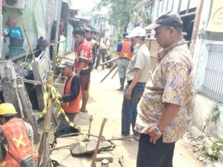 Gali saluran air, teras rumah warga di Cengkareng ambruk